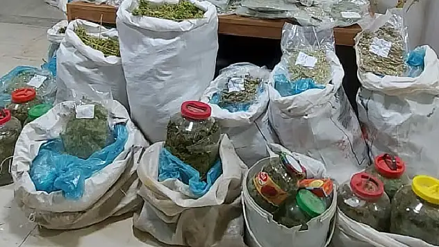 Konya'da zehir tacirlerine darbe! Uyuşturucuyu bahçedeki parke taşları ile kümesin altında kazdıkları çukura gizlemişler
