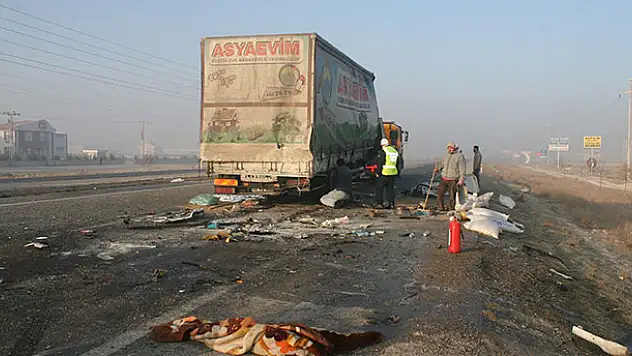 Konya'da zincirleme trafik kazası: 2 ölü, 1 yaralı