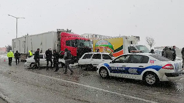 Konya'da zincirleme trafik kazası: 4 araç birbirine girdi!
