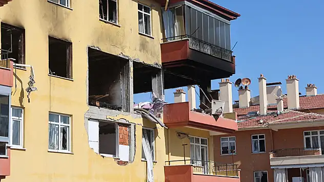Dairesinde patlattığı doğal gaz onlarca kişiyi evsiz bıraktı