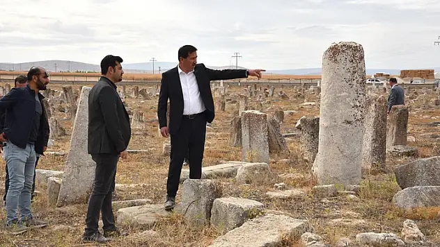 Konya'daki 800 yıllık Obruk Hanı karşısındaki Obruk Mezarlığı da yüzlerce yıllık tarihe ışık tutuyor!