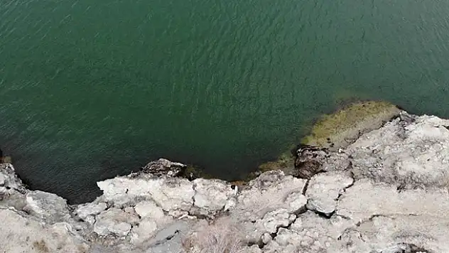 Konya'daki Acıgöl'de su seviyesi düşüyor, çatlaklar oluşuyor