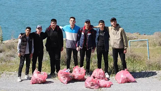 Konya'daki Acıgöl, öğrenciler tarafından temizlendi
