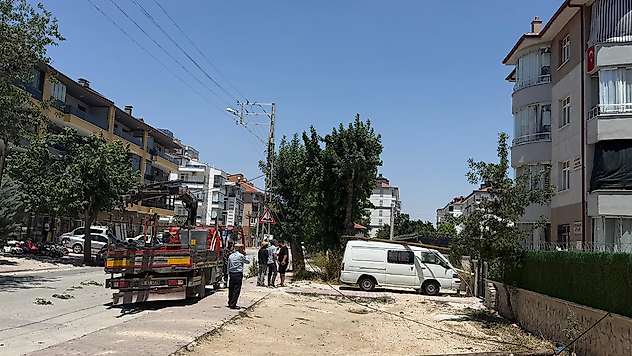 Konya'daki akılalmaz kaza: Vincin kopardığı direk minibüsün üstüne düştü