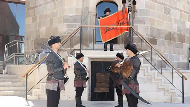 Konya'daki Alaeddin Camisi'nde saygı nöbeti el değiştirdi