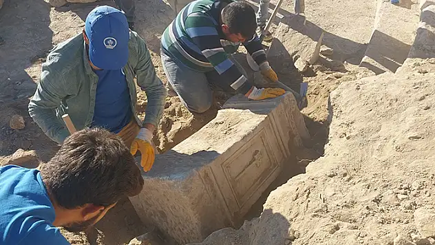 Konya'daki antik kentte 1800 yıllık sunak bulundu