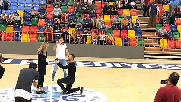 Konya'daki basketbol karşılaşmasında sürpriz evlenme teklifi
