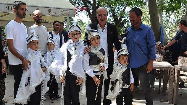 Konya'daki belediye başkanı aracıyla çocukları gezdirecek