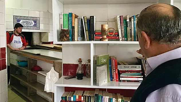 Konya'daki bu fırında müşteriler kitap okuyarak sıra bekliyor