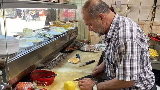 Konya'daki bu işletme sahibi, yarım asırdır sabah ezanından önce dükkanını açıyor
