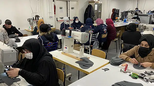 Konya'daki bu kursta kursiyerler öğrenirken üretiyor, meslek sahibi oluyor
