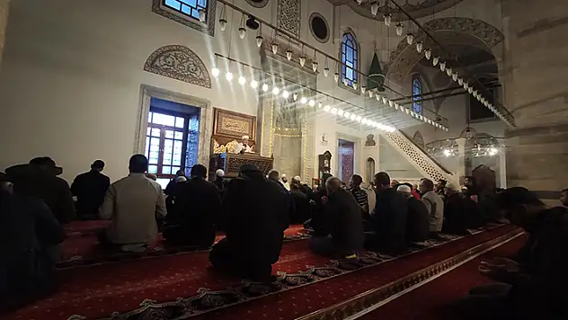 Konya'daki camilerde  sabah namazında Mehmetçik ve Filistin için dua edildi