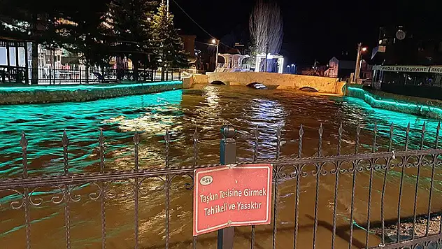 Konya'daki Çarşamba Çayı'nda su seviyesi kritik seviyeye yükseldi! Bölge halkına kum torbası dağıtıldı
