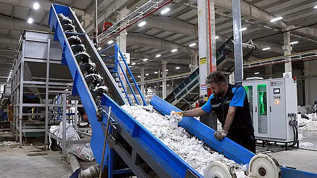 Konya'daki çevreci fabrika plastik atıktan ürettiği ham maddeyi 17 ülkeye ihraç ediyor
