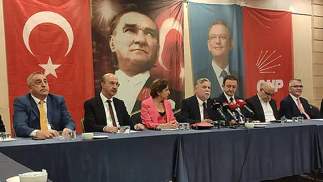 Konya'daki CHP'li belediye başkanları basın toplantısında bir araya geldi