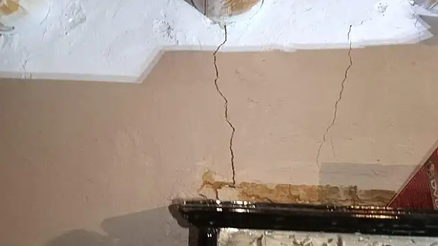 Konya'daki depremde birkaç evde küçük çatlak var