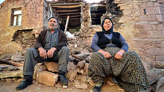 Konya'daki depremde evi hasar gören aile yaşadıklarını anlattı

