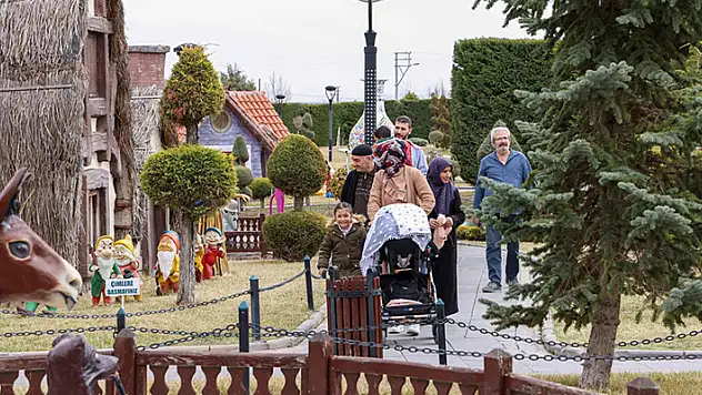 Konya'daki depremzedeler, 80 Binde Devr-i Alem Parkı'nı gezdi