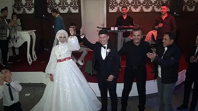 Konya'daki düğünde evlenen polis çifti, meslektaşları birbirine kelepçeledi

