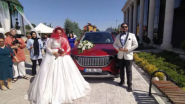 Konya'daki düğünde TOGG gelin arabası oldu
