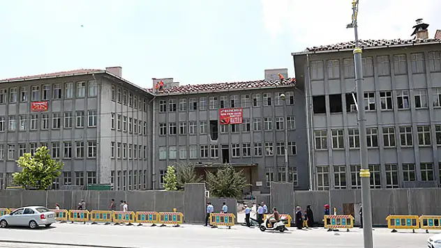 Konya'daki eski 2. Ordu Komutanlığı binasının yıkımı başladı