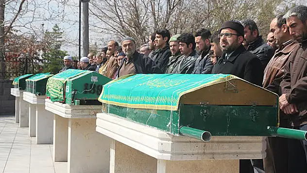 Konya'daki faciada hayatını kaybeden baba ve oğulları toprağa verildi