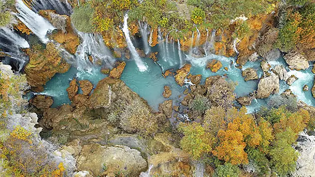 Konya'daki Göksu Şelalesi'nde sonbahar güzelliği