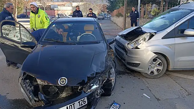 Konya'daki iki aracın karıştığı trafik kazasında 4 kişi yaralandı

