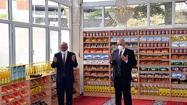 Konya'daki iki caminin ayakkabılıkları 'hayır reyonu'na dönüştürüldü
