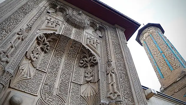 Konya'daki İnce Minareli Medrese mimarisiyle ziyaretçilerini cezbediyor