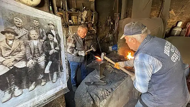 Konya'daki Kaçar kardeşler, dedelerinden kalma 150 yıllık ocakta demir dövüyor
