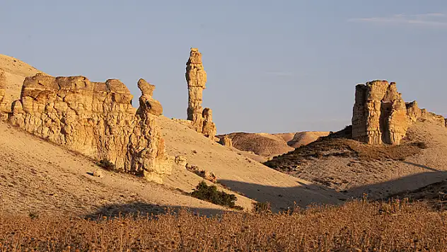 Konya'daki Kuşça Peribacaları farklı formlardaki oluşumları ile bölgede dikkat çekiyor