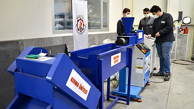 Konya'daki meslek liseliler plastik atıkları paraya dönüştürüyor