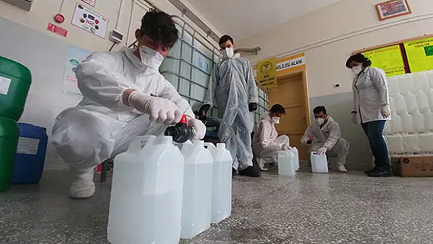 Konya'daki meslek lisesi dezenfektan üretimini haftalık 15 tona çıkardı