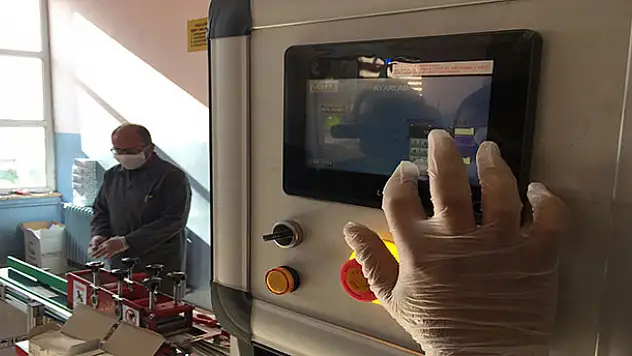 Konya'daki meslek lisesi günde 20 bin maske üreten makine geliştirdi