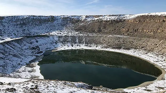 Konya'daki Meyil Obruk Gölü, kar yağışı ile ayrı güzelliğe büründü