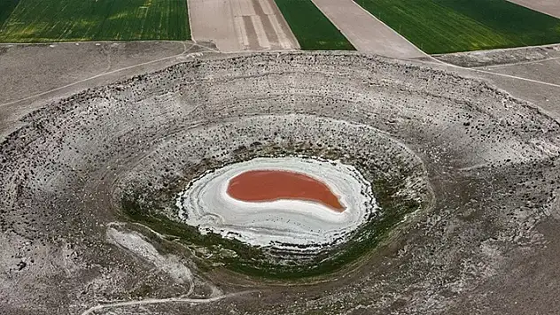 Konya'daki Meyil Obruk Gölü kızıl renge büründü
