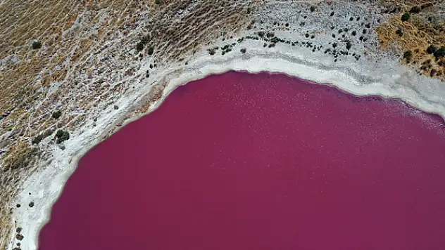 Konya'daki Meyil Obruk Gölü'nün rengi pembeye döndü