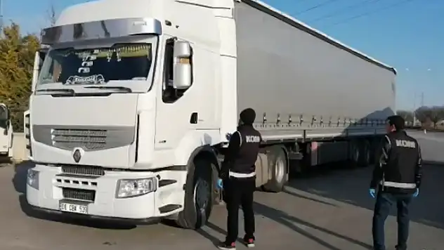 Konya'daki operasyonda dorsedeki kutulardan 5 milyonluk kaçak sigara çıktı
