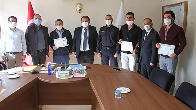 Konya'daki orman yangını söndürmedeki katkılarından dolayı çiftçi aileye teşekkür belgesi
