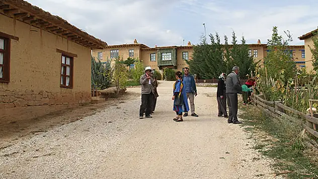 Konya'daki sanatçı köyüne yeni kerpiç evler geliyor