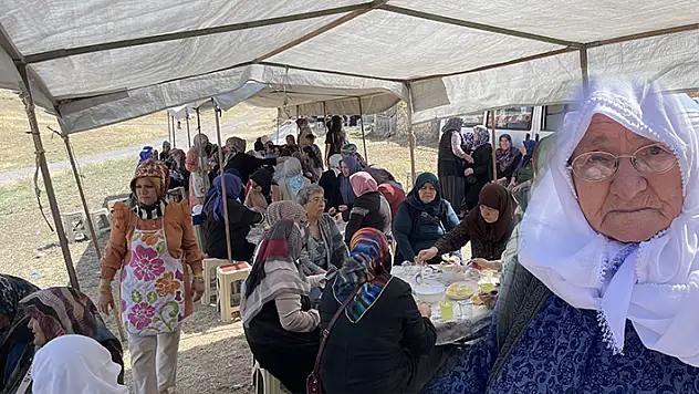 Konya'daki şehit annesi, oğlunun 25 yıl sonra 'şehit' sayılması üzerine mahalleliye yemek ikram etti
