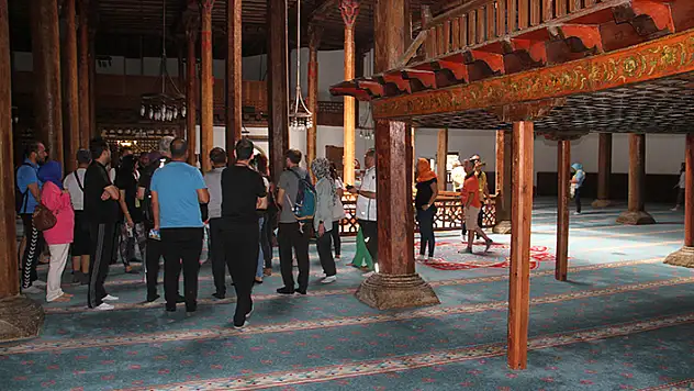 Konya'daki tarihi ahşap camiyi 2 ayda 81 bin kişi ziyaret etti
