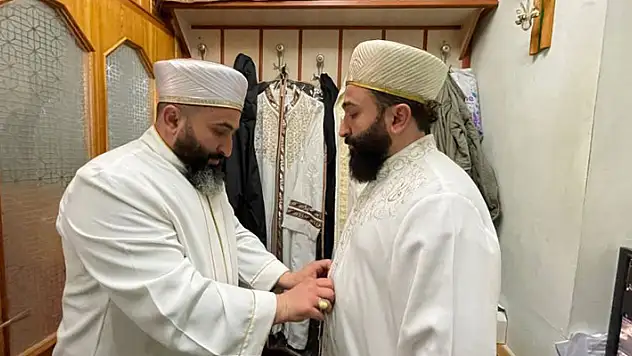 Konya'daki tarihi camide hatimle teravih geleneğini tek yumurta ikizi imamlar sürdürüyor

