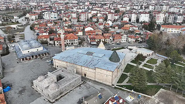 Konya'daki tarihi camideki ahşap sütunlar, içerdeki 'karlık' sayesinde ayakta kalmış