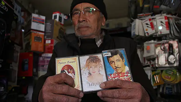 Konya'daki tarihi çarşıda kasetçiliği yarım asırdır sevgiyle sürdürüyor