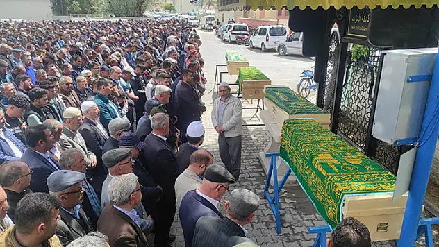Konya'daki trafik kazasında hayatını kaybeden 5 kişinin cenazesi toprağa verildi