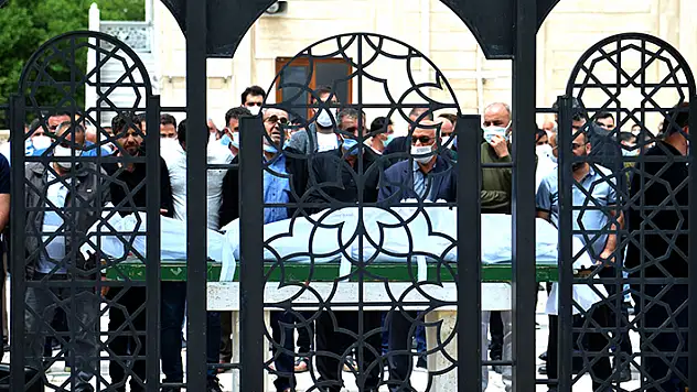Konya'daki trafik kazasında ölen baba ile 3 yaşındaki kızı gözyaşları arasında toprağa verildi
