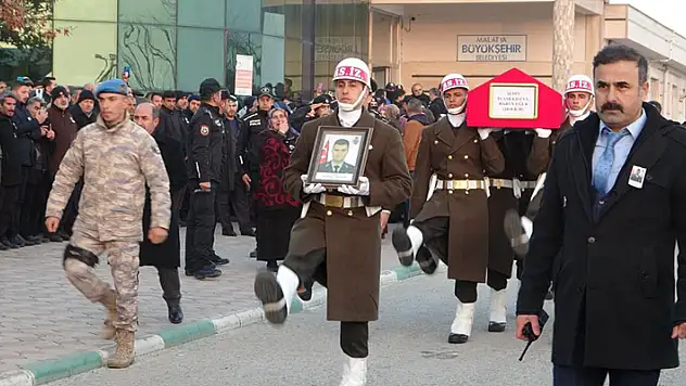 Konya'daki trafik kazasında şehit olan Astsubay Harun Uğur son yolculuğuna uğurlandı
