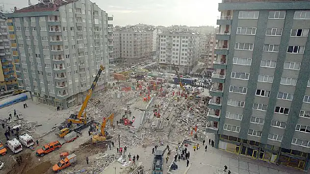 Konya'daki Zümrüt Apartmanı faciasının üzerinden 18 yıl geçti